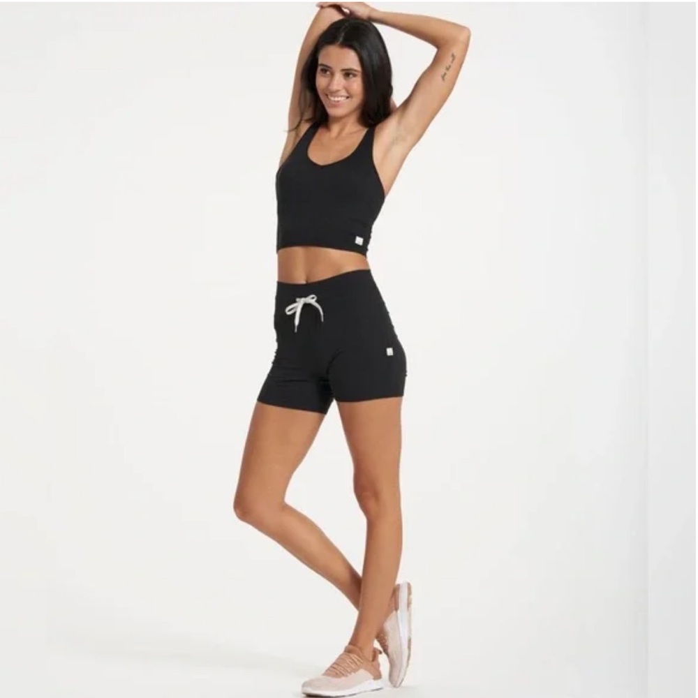 Vuori Women's Black Halo Vintage Shorts sz Small